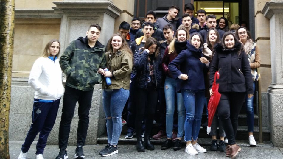 Los alumnos del bachillerato de ciencias sociales en la puerta de la Agencia Tributaria