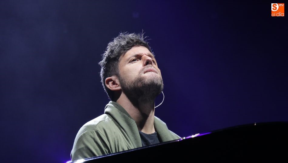 Pablo López, al piano, en plena actuación. Fotos: Alberto Martín