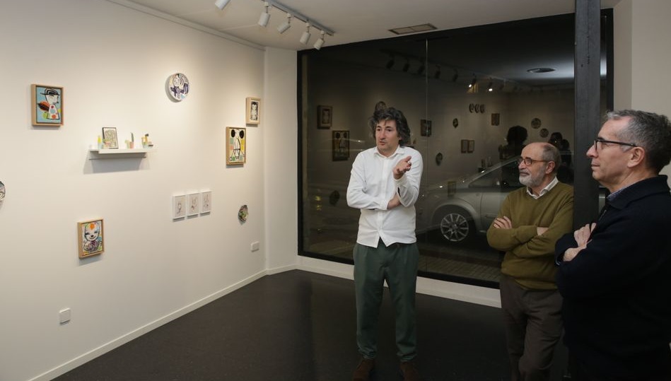 El artista explica a varios asistentes su obra. Fotos: Alberto Martín