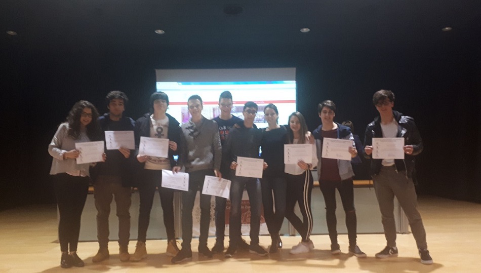 Los alumnos ganadores, al recoger la acreditación.