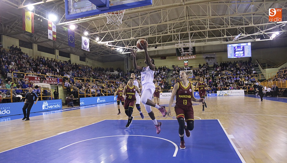 Givens entra a canasta en el partido del jueves ante Nadezhda. Foto: Alejandro López