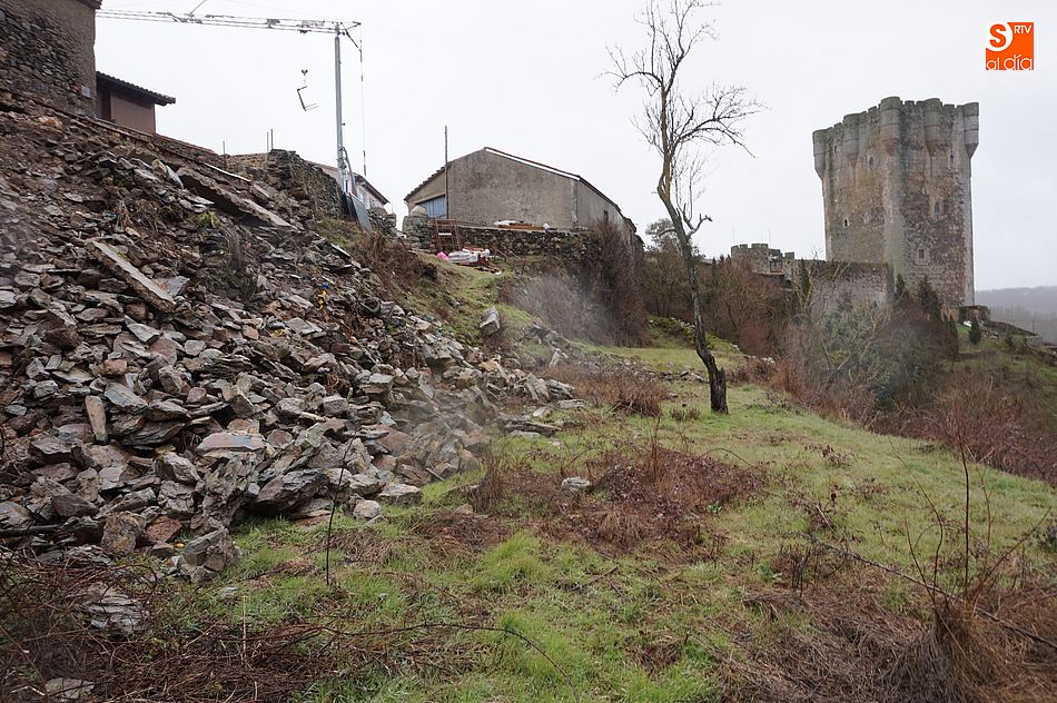 El desprendimiento se produjo en la calle Castillo a poca distancia de la fortaleza de Monleón.
