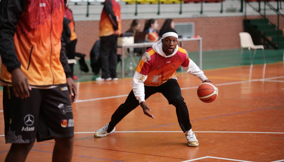 Instantánea de un calentamiento del conjunto salmantino. Foto: Alberto Martín