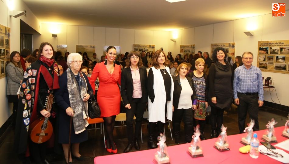 Foto familiar de las premiadas por la Asociación Tierno Galván