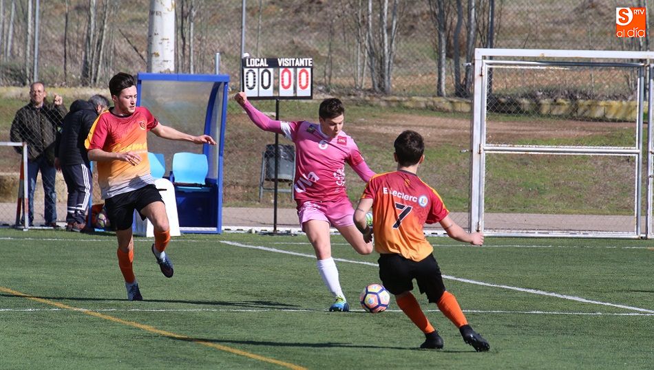 Un jugador del UVA golpea el balón ante dos rivales del Carbajosa. Fotos: Alberto Martín