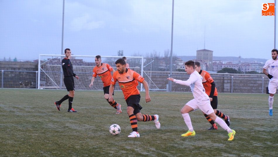 El ribereño Nacho Sánchez, autor de dos tantos, persige a un jugador del Chamberí. Fotos: Alberto Martín