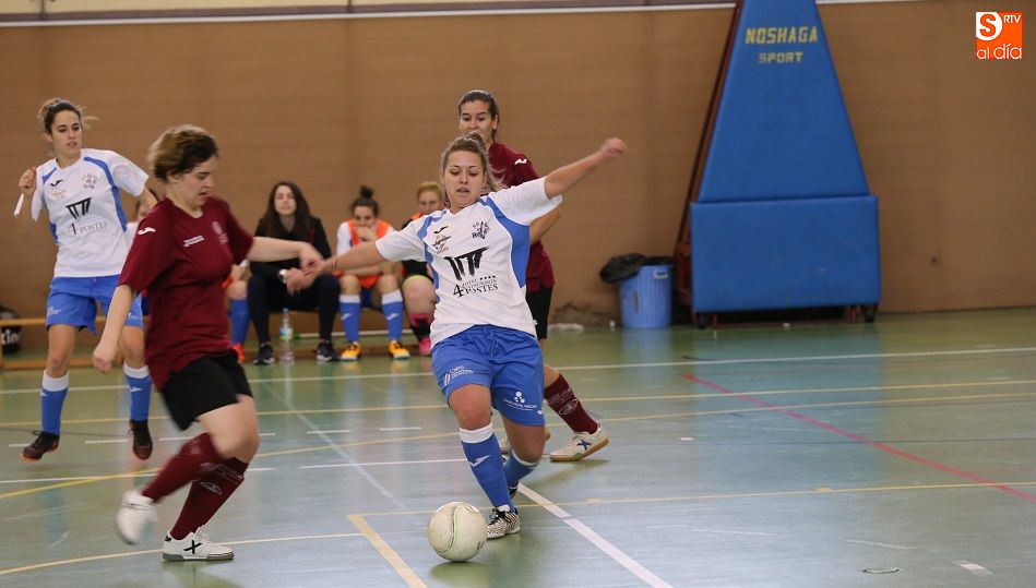 Una jugadora de la Usal disputa un balón con una rival del Ávilasala. Fotos: Alberto Martín