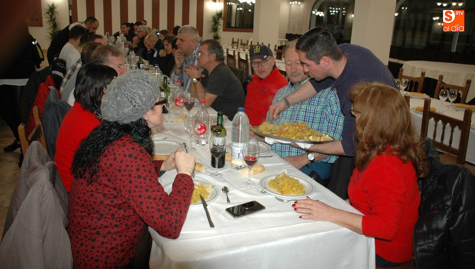 Participantes de la XV Ruta Invernal reponen fuerzas en el Restaurante ‘El Quijote’ de Vitigudino. FOTOS / SILVESTRE