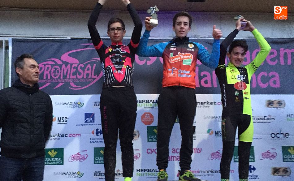 Rodrigo Hernández, primero por la derecha, volvió a subir al podio en el Open regional de BTT. Fotos: EC Bejarana