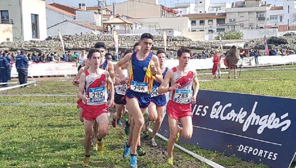 Mario García Romo (dorsal 288), en el grupo perseguidor de Ouassim Oumaiz.