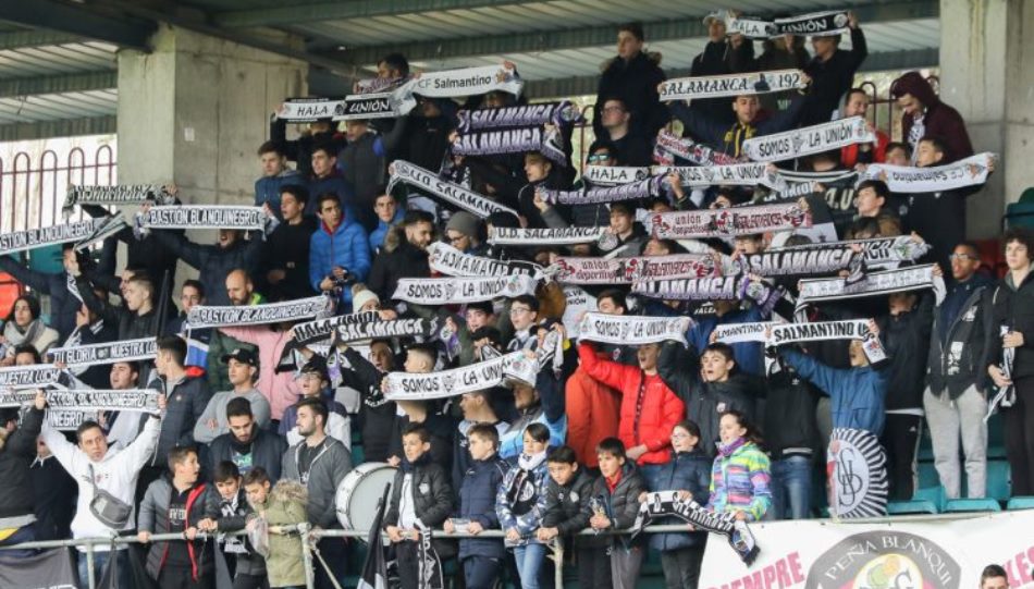 	Aficionados del Salmantino UDS en el estadio Helmántico