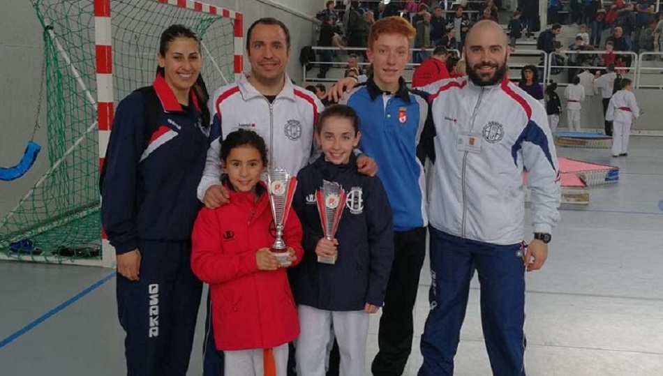 Alicia y Marta posan junto a sus entrenadores tras recibir sus trofeos.