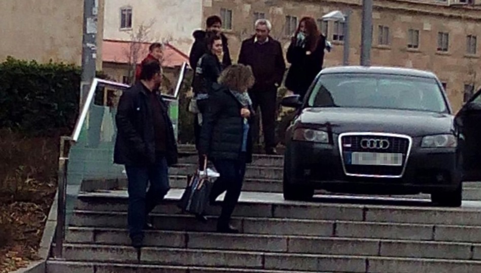 Un vehículo ‘aborda’ las escaleras de la trasera del Corte Inglés   