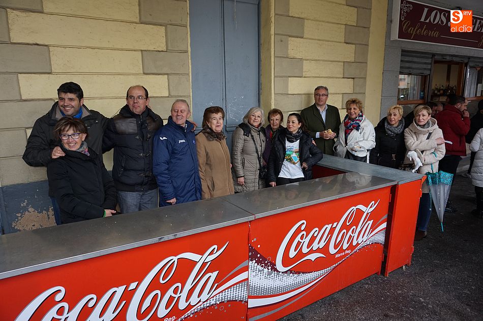 Los voluntarios de Manos Unidos, encabezados por Toñi Vega, junto con el alcalde, Julián Ramos, y la concejala de Cultura, María Jesús Moro