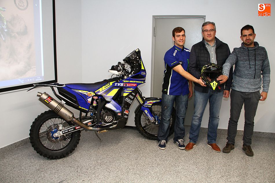 Lorenzo Santolino en el Ayuntamiento de Guijuelo con el concejal de Deportes, Carlos Arasa y el alcalde, Julián Ramos