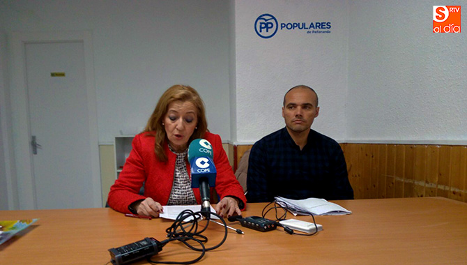 La portavoz del PP, Carmen Familiar, comparecía este miércoles ante los medios junto al edil David Sáchez, para analizar la Liquidación del Presupuesto 2017 presentada por el PSOE