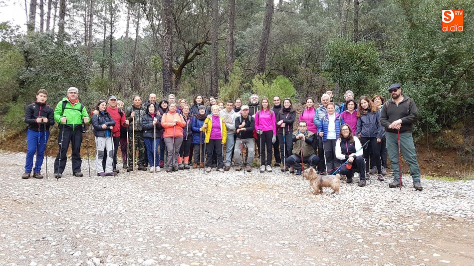 Los senderistas disfrutaron de una agradable jornada con el Alagón en buena forma tras el aumento de caudal