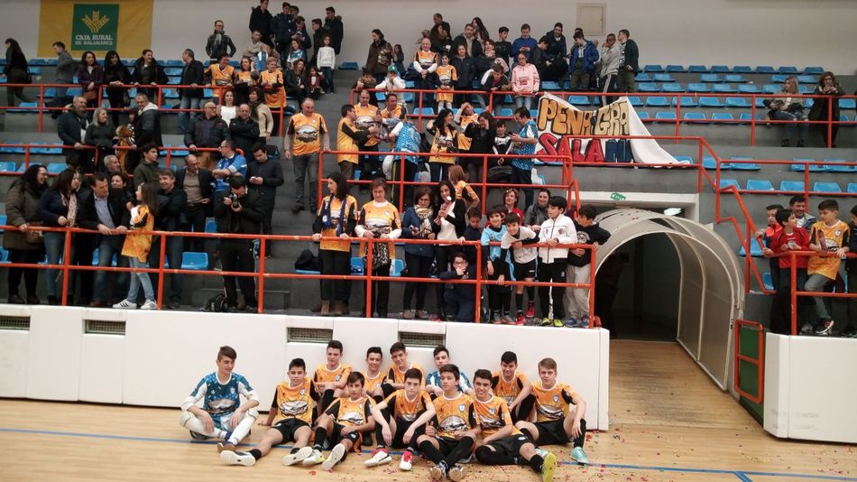 Los jugadores celebran con sus aficionados el titulo.