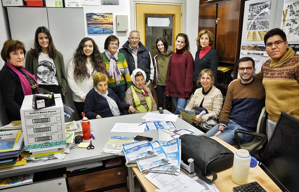 Vecinos y alumnos de la Facultad de Geografía e Historia durante el encuentro de este fin de semana
