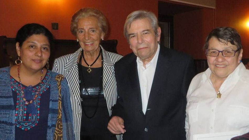Fernández Labrador y Antonio Salgado con los ganadores de la pasada edición