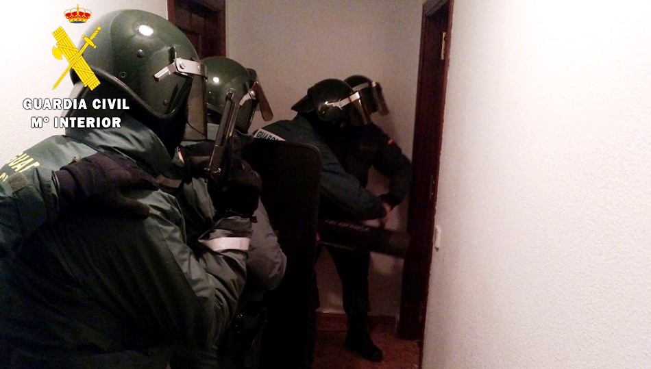 Agentes de la Guardia Civil en uno de los registros de esta operación
