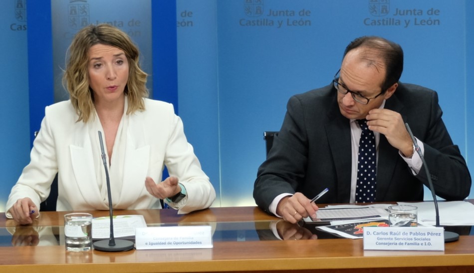 La consejera de Familia e Igualdad de Oportunidades, Alicia García, a la izquierda