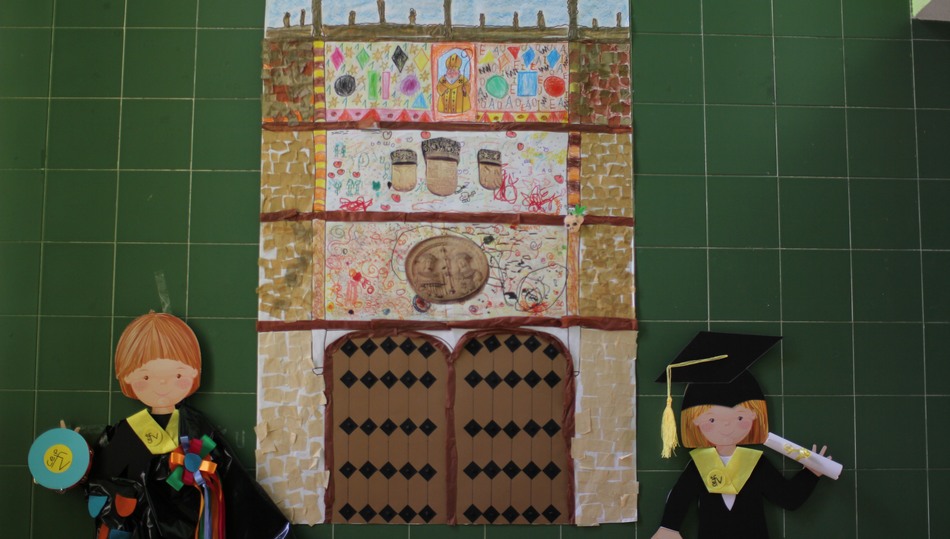 La actividad ha tenido un especial detenimiento en la fachada plateresca de la Universidad