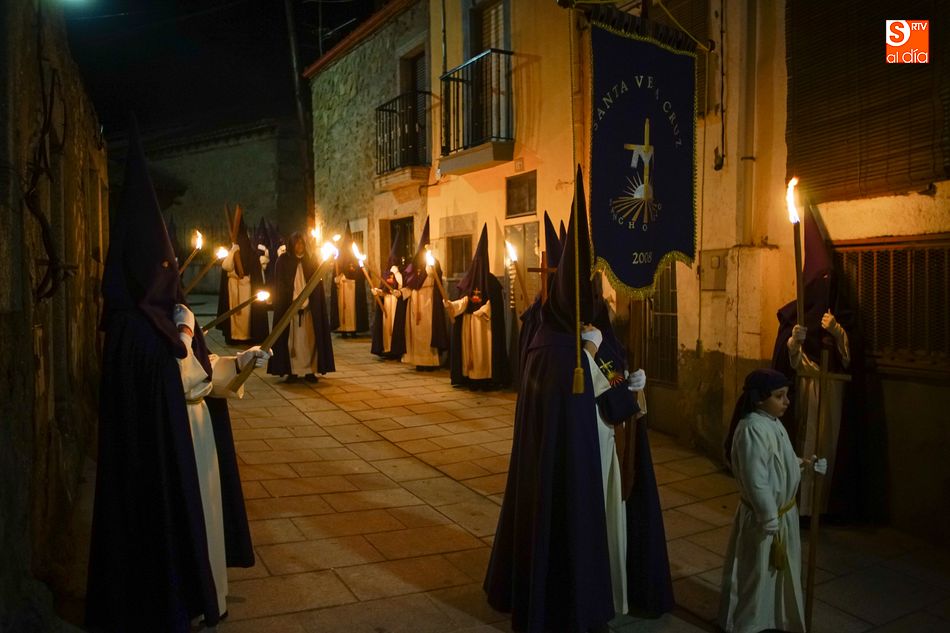 La Cofradía de la Santa Vera Cruz recorrió las calles en silencio y con la imagen de Jesucristo Crucificado