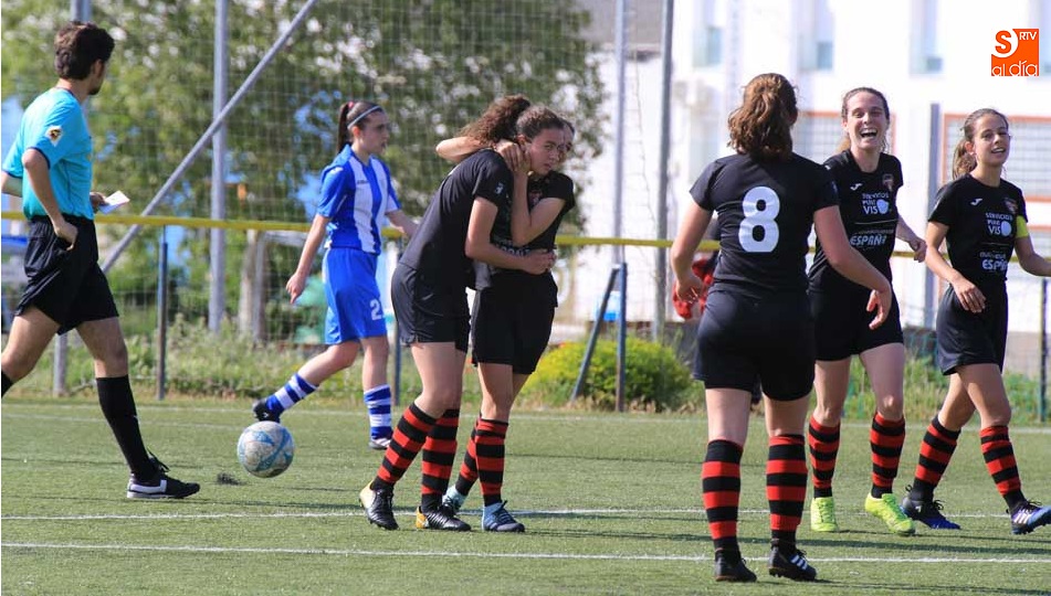 Una acción del derbi de Segunda entre el Sporting Garrido y el Salamanca FF B. Fotos: Alberto Martín
