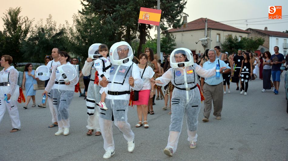 Los Astroflautas participando en el desfile por las calles del pueblo / E. Corredera