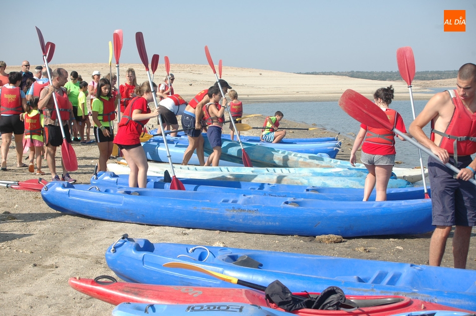El Ayuntamiento demuestra las posibilidades turísticas del pantano con una salida en kayak  