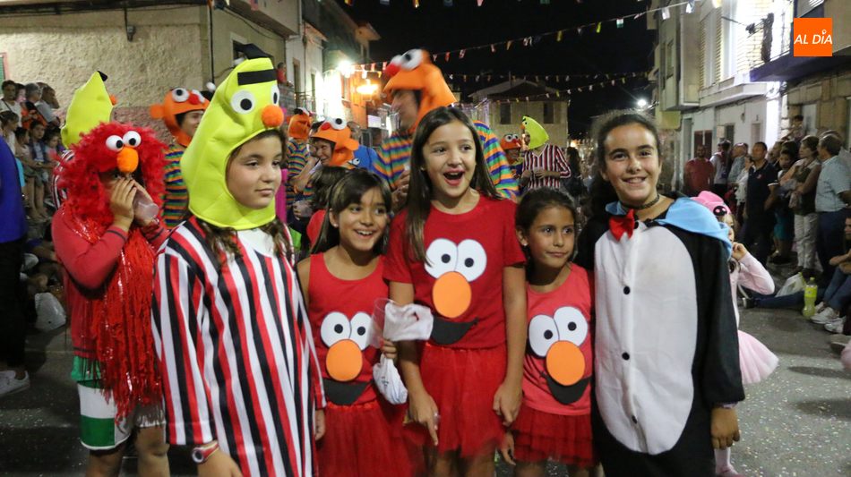 Miles de personas llenan las calles de Aldeadávila para presenciar un espectacular desfile de...