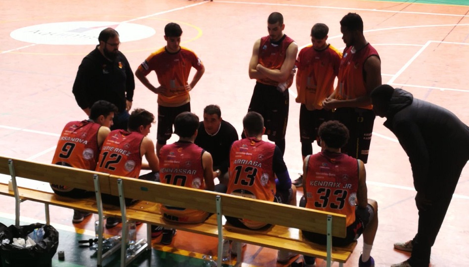 Los jugadores de Aquimisa siguen con atención un tiempo muerto de Ángel Codón. Foto: Alberto Martín