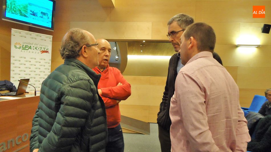 Representantes de la Alianza UPA-COAG charlan antes de iniciar las ponenciasI