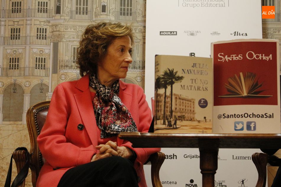 Julia Navarro cautiva a los lectores salmantinos en la presentación de su novela ‘Tú no...