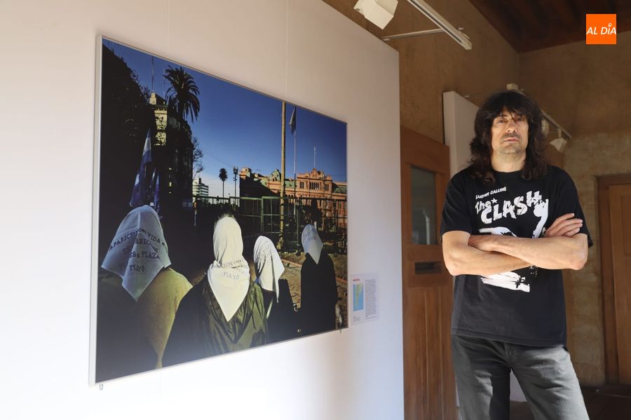 JM López, fotógrafo leonés, junto a una de las imágenes que se exponen en la Casa de las Conchas. Foto de Lydia González