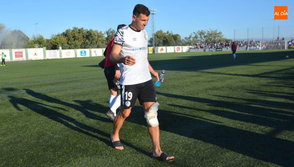 Uxío, con hielo en la rodilla, tras sufrir la lesión