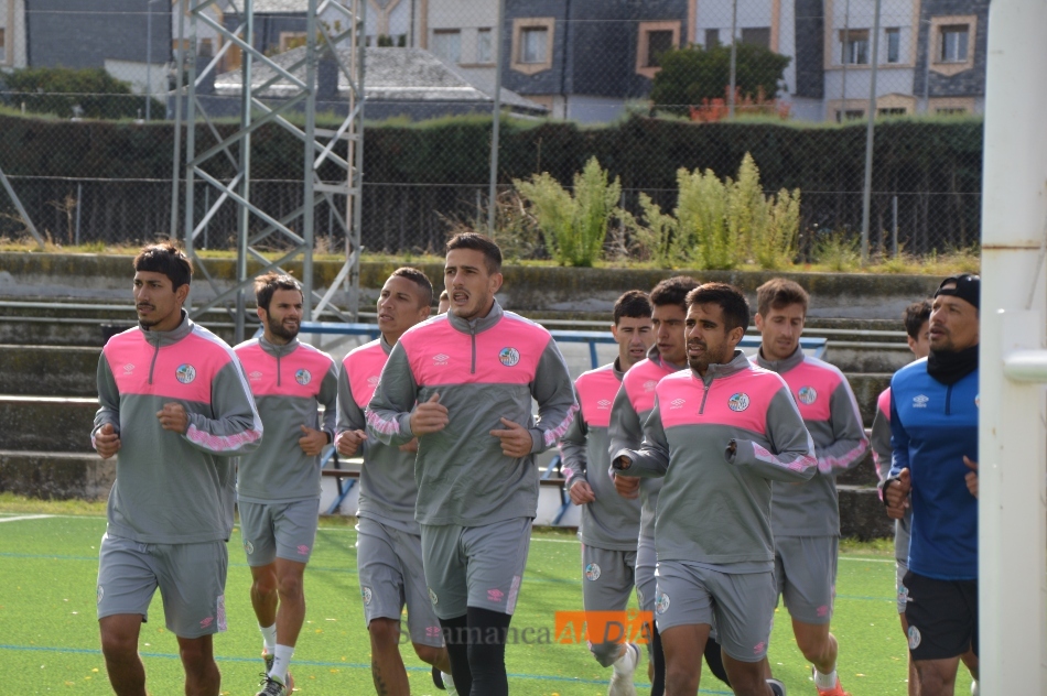 Jorge Mora y Alfonso Candelas trotan con el resto de los jugadores que fueron titulares con el Coruxo