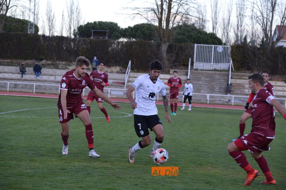 Clay Silvas pelea por un balón / Carlos Cuervo
