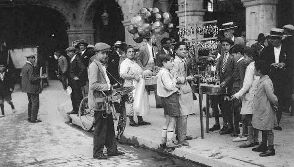 Los vendedores ambulantes de golosinas en la Plaza Mayor