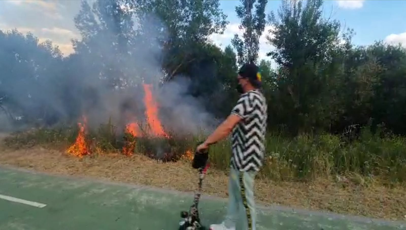 Incendio junto a la orilla del río Tormes. Fotos/vídeo: Isabel Casado