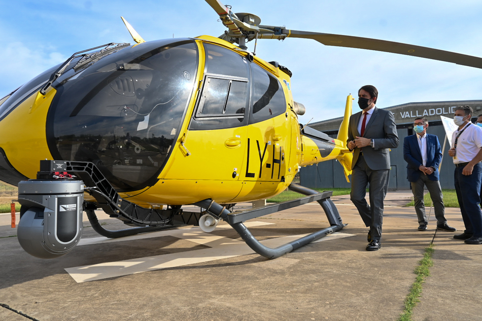 El consejero de Fomento en la presentación del nuevo helicóptero