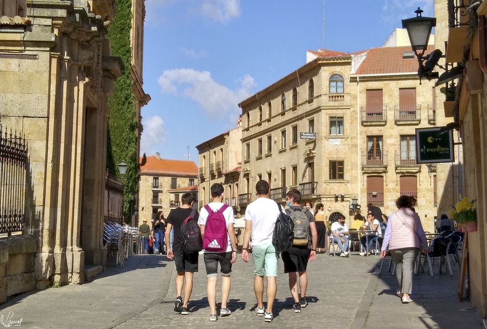 Varios grupos de personas en el centro de la ciudad