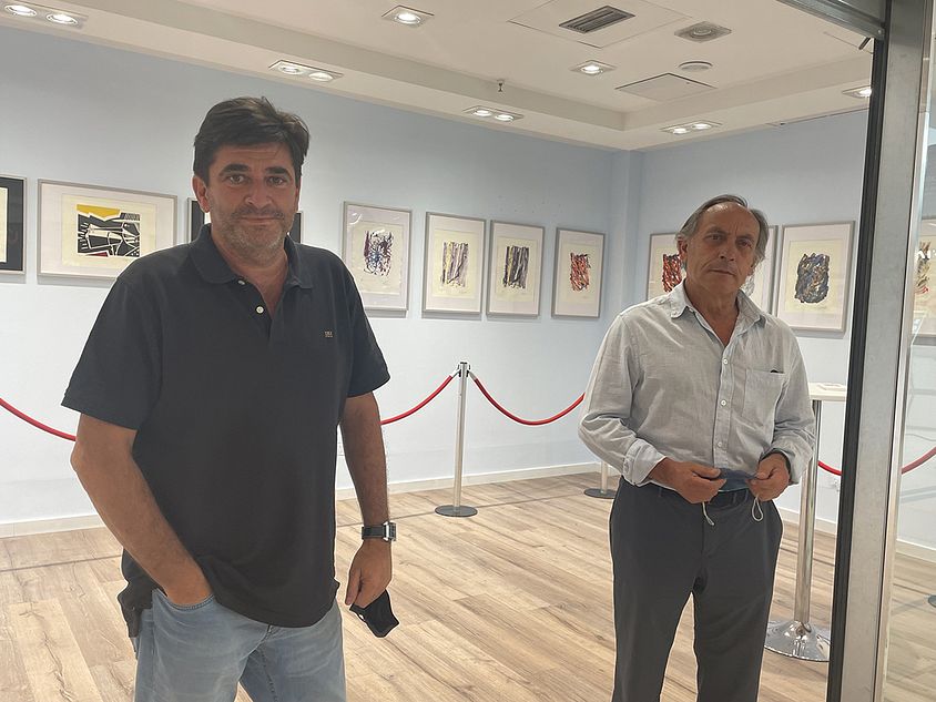 Los autores de Simbiosis, los artistas locales Lorenzo González y Gabriel García.