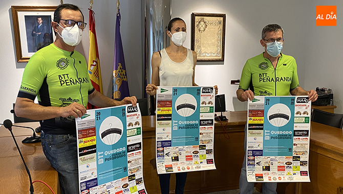 La concejal de deportes, Pilar García, junto a José María Robledo y Santos Perez, presentaban la Quedada BTT 2021