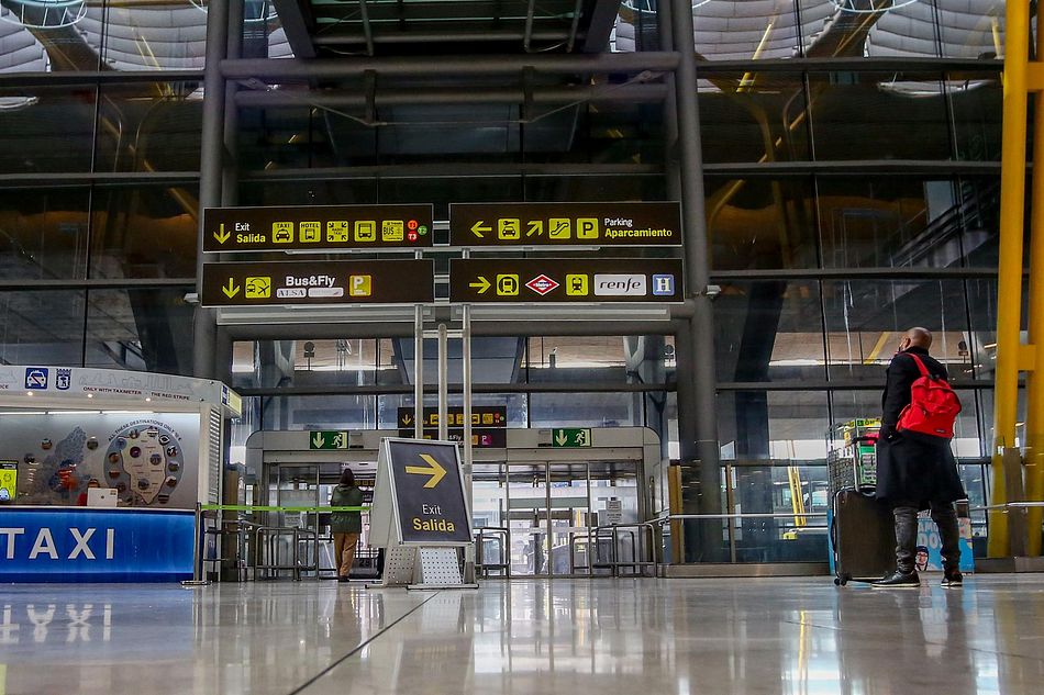Un pasajero camina por las instalaciones de la T4 del Aeropuerto Adolfo Suárez Madrid-Barajas, en Madrid, (España). - Ricardo Rubio - Europa Press - Archivo