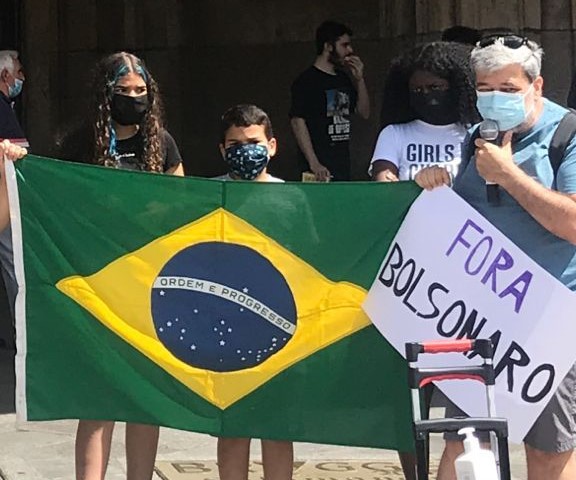 Varios vecinos de Salamanca procedentes de Brasil protestan contra Bolsonaro y su gestión - Fotos: Edilene Cruz
