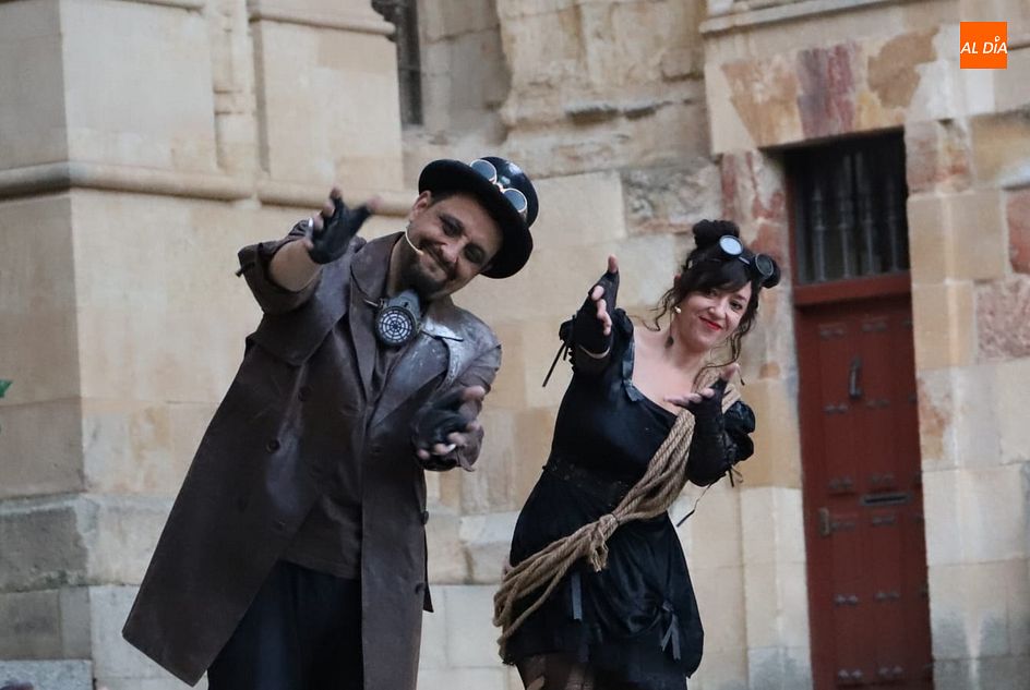 Intrusión Teatro vuelve a llenar el Patio Chico con su obra Túneles - Fotos: Lydia González