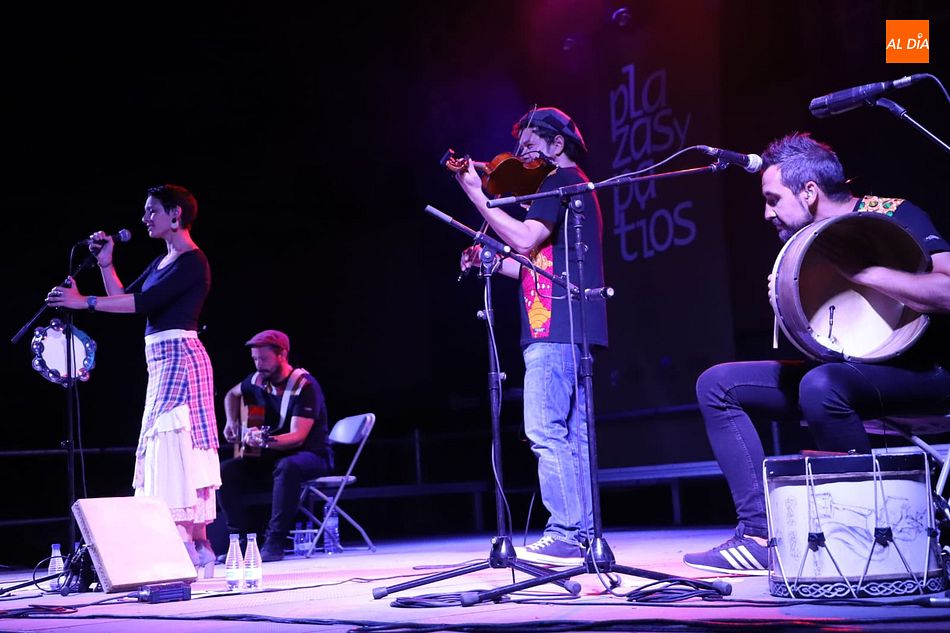El grupo Folk on Crest en concierto en el patio del DA2 - Fotos: Lydia González