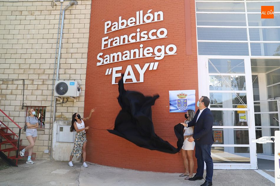 Instante en que se descubrió el nuevo nombre del pabellón deportivo de Santa Marta | Fotos: Lydia González